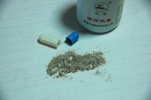 打開(kāi)一看，膠囊里的顆粒疑似胡椒粉。