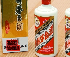 除了酒瓶，成套的包裝，包括商標(biāo)標(biāo)簽、瓶蓋等都是假的。